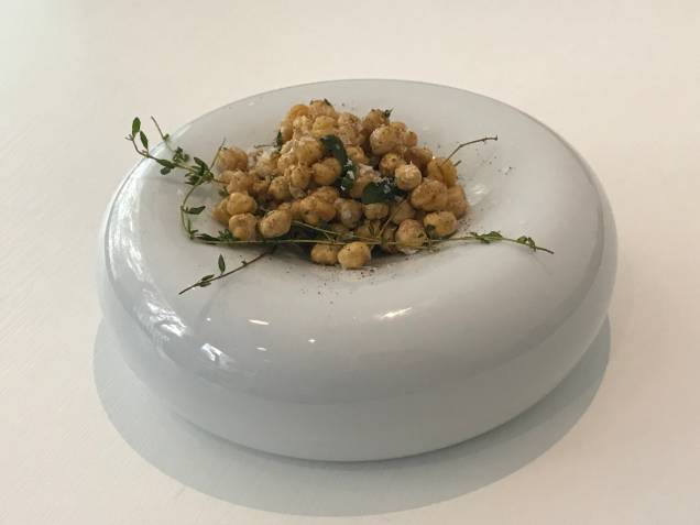 Petisco: grão-de-bico frito com ervas Petisco: grão-de-bico frito com ervas