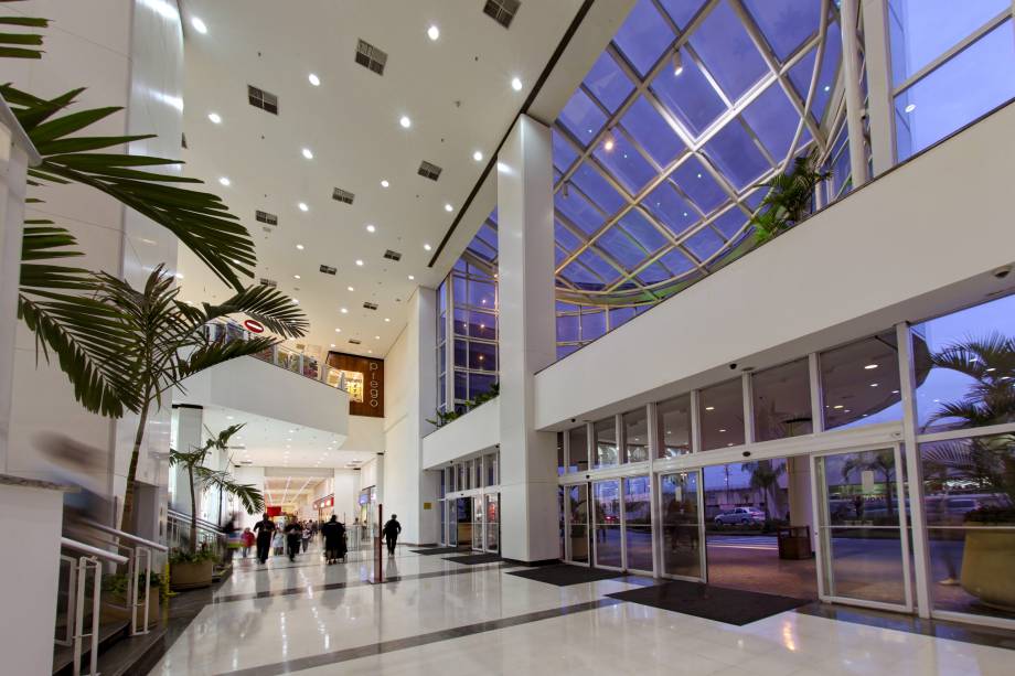 Imagem mostra interior de shopping