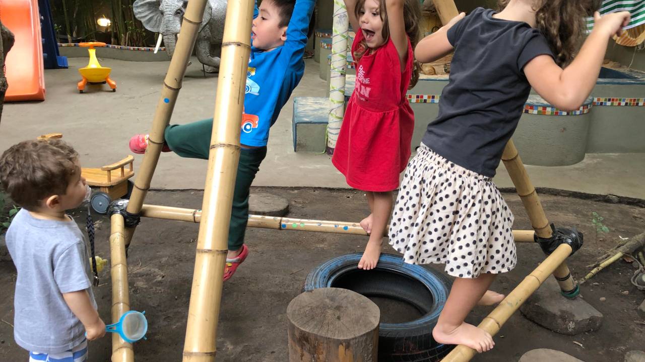 A imagem ostra crianças brincando
