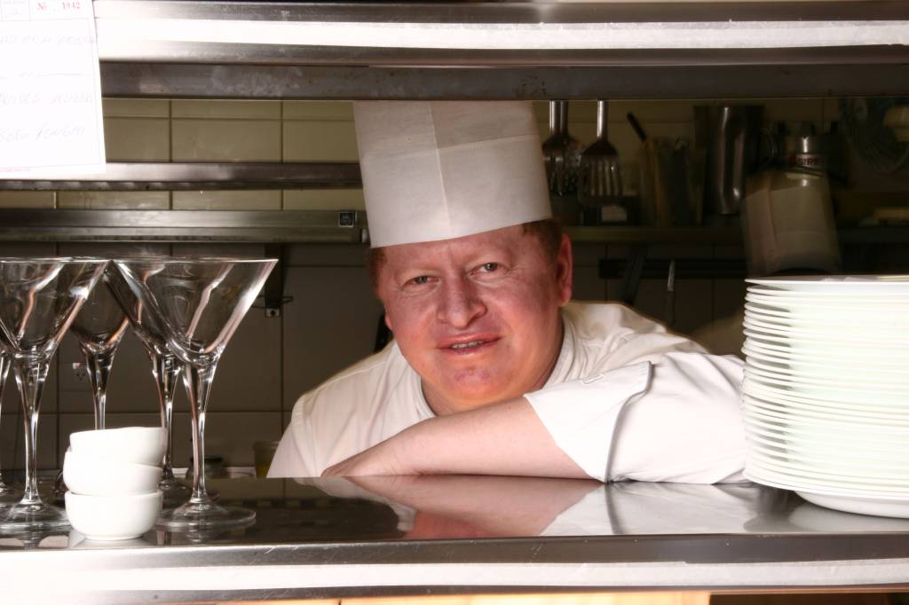 Antonio Faustino de Oliveira, conhecido como Russo, chefe de cozinha. Antonio Faustino de Oliveira, conhecido como Russo, chefe de cozinha.