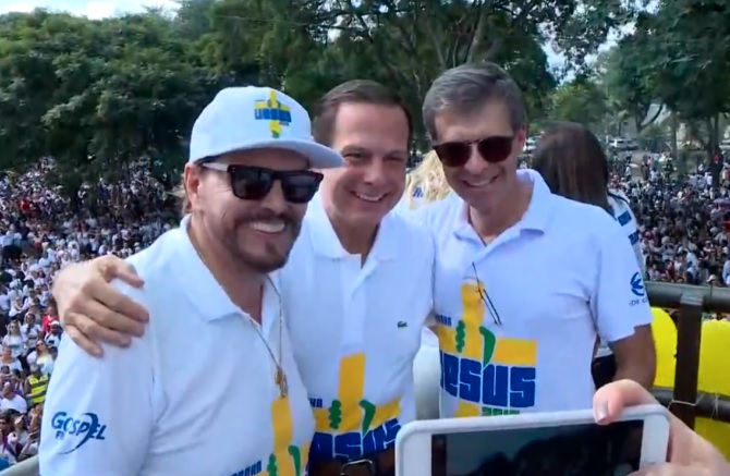 Doria autoriza lei que cria dia para orar pelos políticos