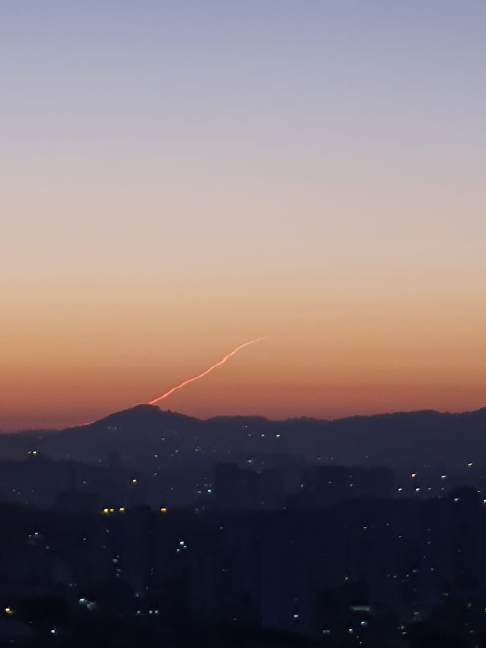 “Risco” misterioso no céu chama a atenção de internautas