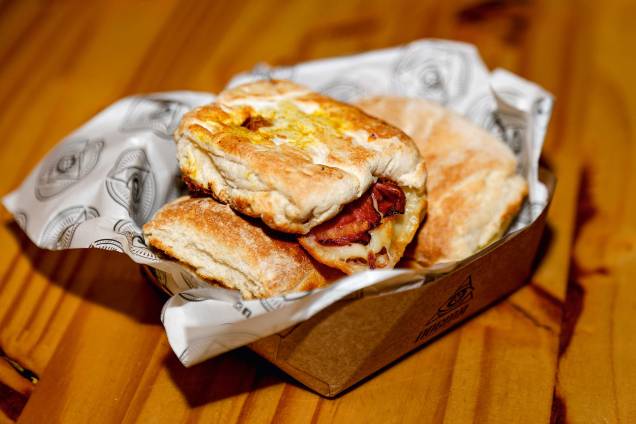 Minissanduíche de porco desfiado ao barbecue com cebola caramelada Minissanduíche de porco desfiado ao barbecue com cebola caramelada