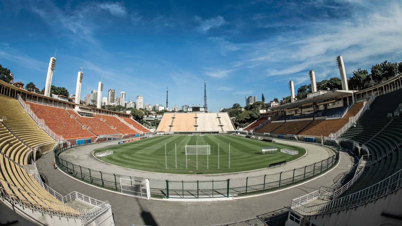 A imagem mostra o Estádio do Pacaembu vazio