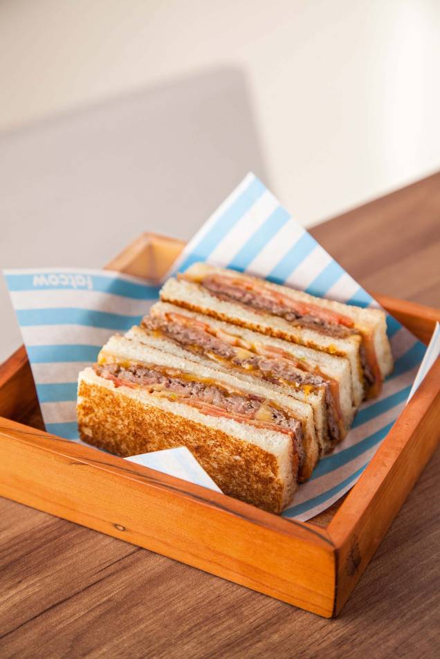 Prensadinho: smash burger servido no pão de forma com queijo cheddar inglês, tomate e bacon Prensadinho: smash burger servido no pão de forma com queijo cheddar inglês, tomate e bacon