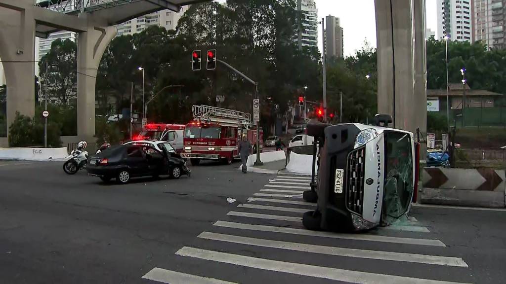 Ambulância capota após bater em carro na Zona Sul de SP