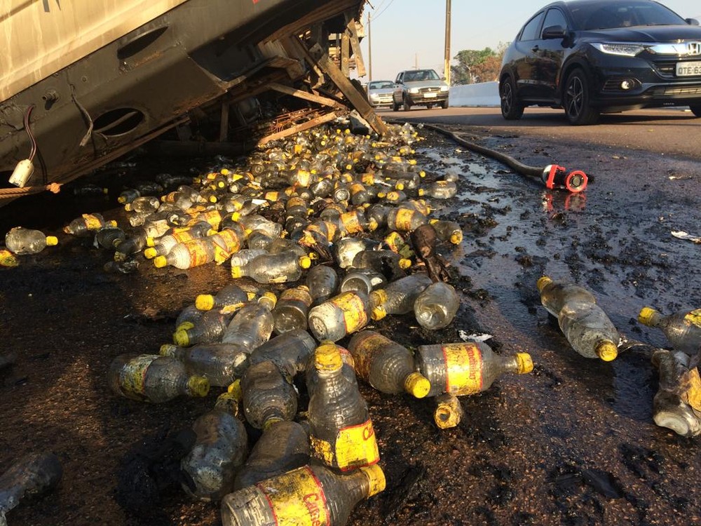 Caminhão carregado de cachaça pega fogo em rodovia de Rondônia
