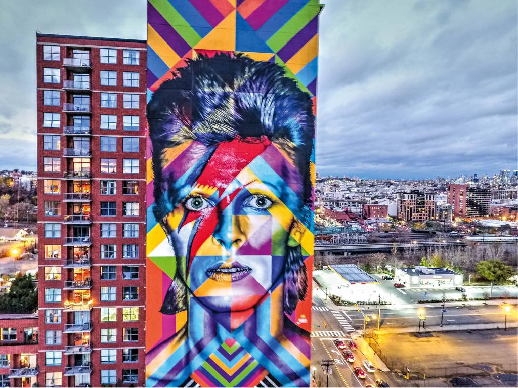 Mural de David Bowie, em Nova Jersey, obra do grafiteiro Eduardo Kobra. Mural de David Bowie, em Nova Jersey, obra do grafiteiro Eduardo Kobra.