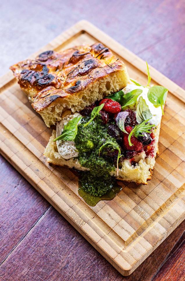 <span>Focaccia com burrata, geleia de frutas vermelhas, pesto e minifolhas: opção do brunch</span> <span>Focaccia com burrata, geleia de frutas vermelhas, pesto e minifolhas: opção do brunch</span>
