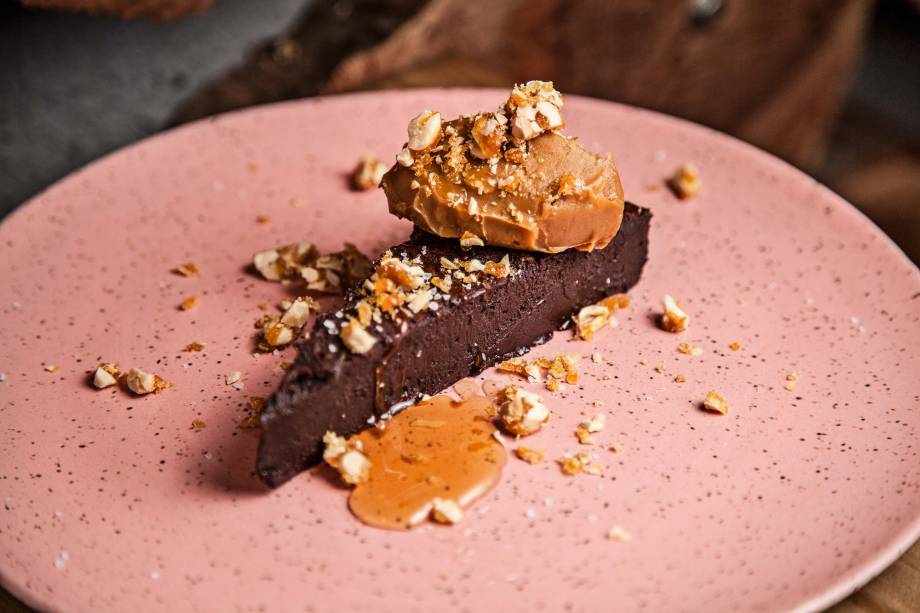 Torta densa de chocolate: com doce de leite, flor de sal e amendoim Torta densa de chocolate: com doce de leite, flor de sal e amendoim