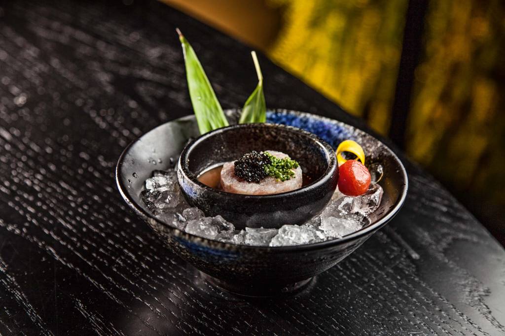 Nobu – Yellow tail tartare com caviar com pêssego verde em conserva Nobu – Yellow tail tartare com caviar com pêssego verde em conserva