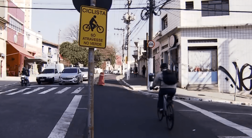 Prefeitura retira pintura em vermelho de ciclofaixas
