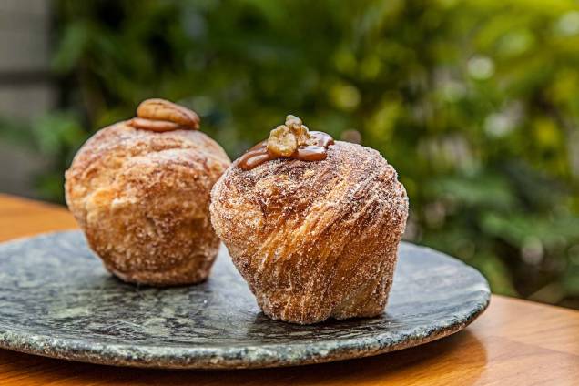 Cruffin recheado de creme: feito com a mesma massa do croissant Cruffin recheado de creme: feito com a mesma massa do croissant