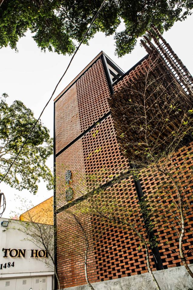 A fachada: instalada em avenida movimentada A fachada: instalada em avenida movimentada