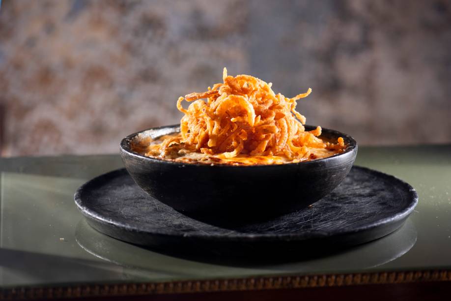 Mussaká recriada: cubos de carne e de cenoura em molho de tomate e queijo com lâminas de berinjela
