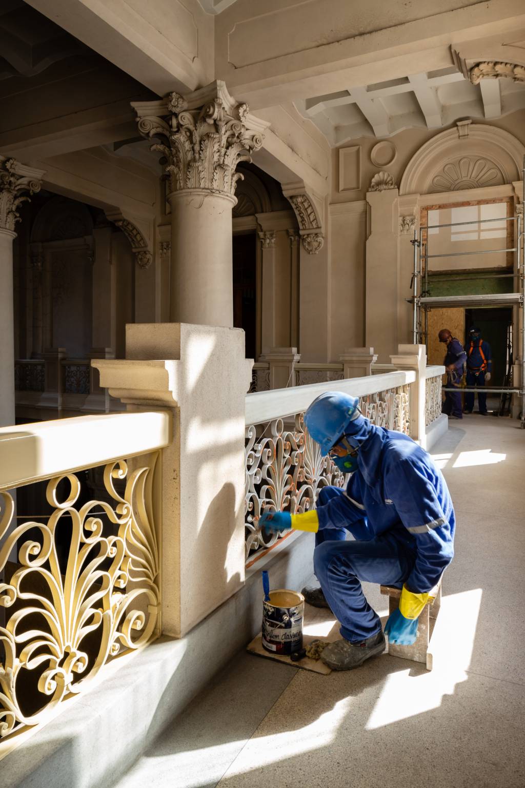 Pessoa reformando pilastra do Museu da Língua Portuguesa