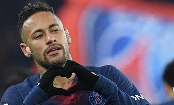 Neymar fazendo coração com as mãos