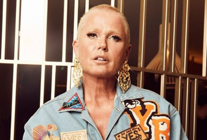 xuxa posando para a foto com a boca semiaberta