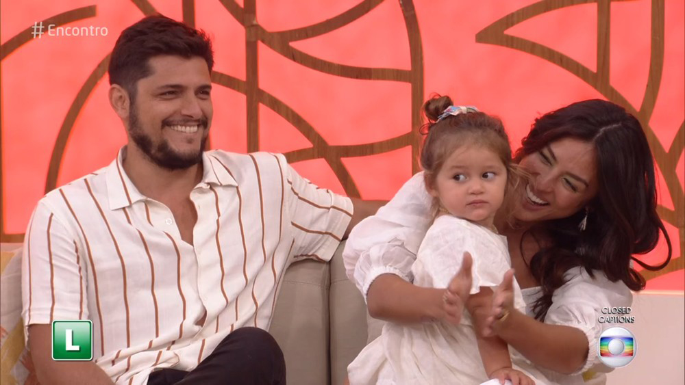 Filha de Bruno Gissoni e Yanna Lavigne rouba a cena no Encontro