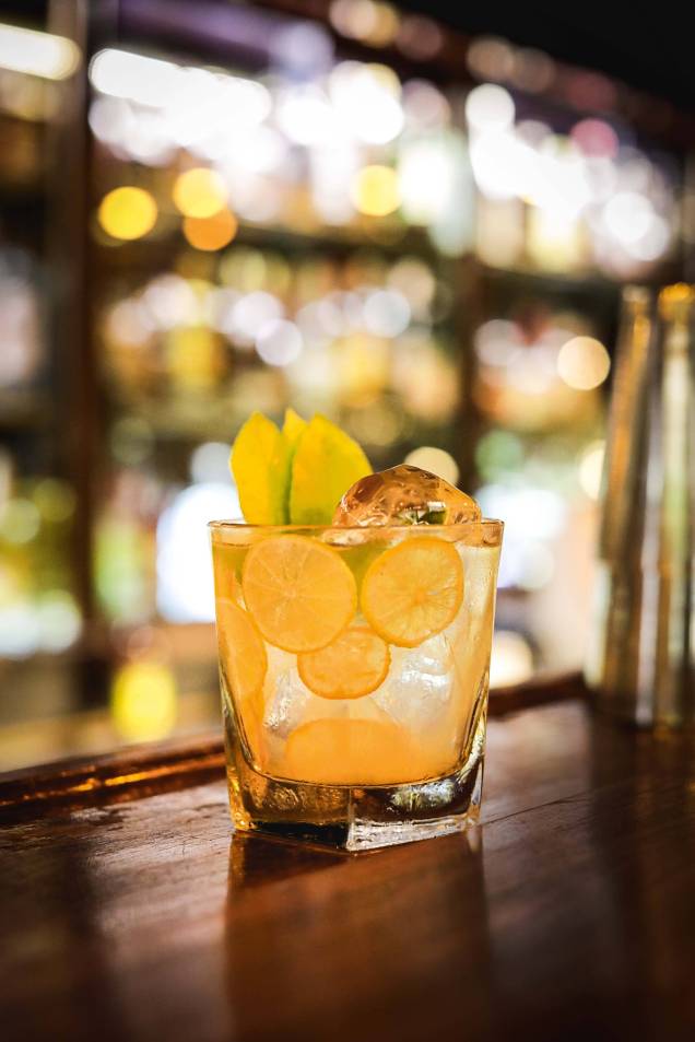 Caipirinha atualizada sem ser descaracterizada: leva mel de agave e folha de limão Caipirinha atualizada sem ser descaracterizada: leva mel de agave e folha de limão