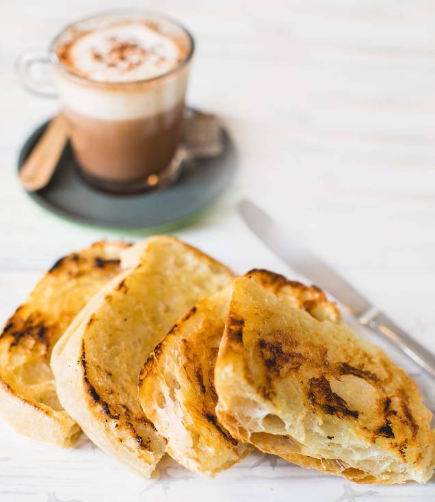 Pão da casa na chapa: gostinho de manteiga Pão da casa na chapa: gostinho de manteiga