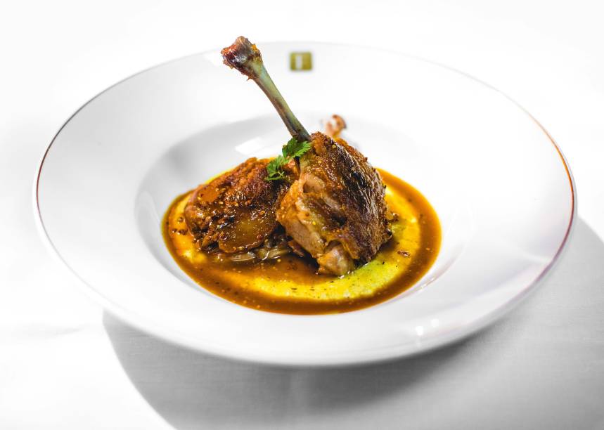 Duo de coxa e sobrecoxa de pato sobre polenta: pedida do Fasano Duo de coxa e sobrecoxa de pato sobre polenta: pedida do Fasano