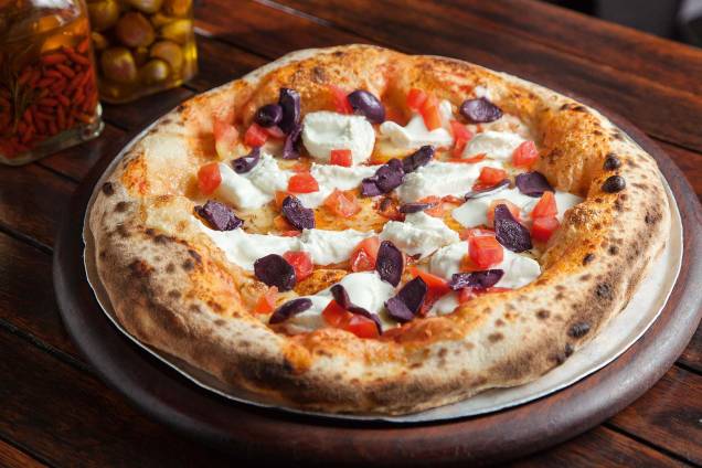 Barra speciale: cobertura de mussarela, burrata, tomate e lascas de azeitonas pretas Barra speciale: cobertura de mussarela, burrata, tomate e lascas de azeitonas pretas