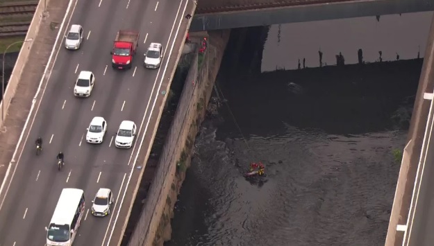 Bombeiros encontram cadáver dentro do rio Tamanduateí