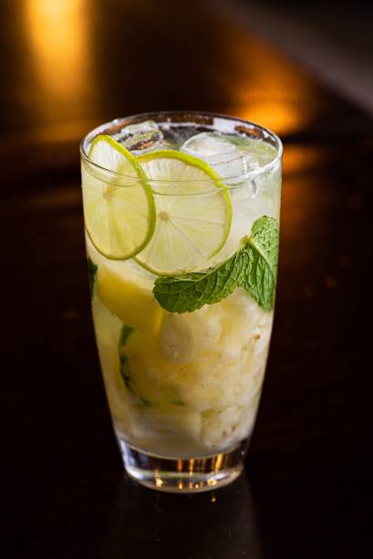 Brasileirinha: caipirosca com limão, abacaxi e hortelã Brasileirinha: caipirosca com limão, abacaxi e hortelã