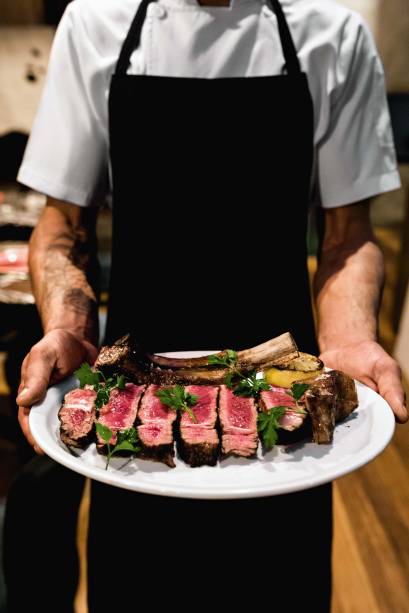 Feitos perto da brasa: costata di manzo, carne de black angus maturada, e costeletas de cordeiro