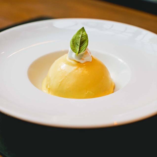 Surpresa de limão: pão de ló molhado em calda de especiarias e limoncello, recheado de creme da fruta e coberto pelo mesmo creme batido com chantili Surpresa de limão: pão de ló molhado em calda de especiarias e limoncello, recheado de creme da fruta e coberto pelo mesmo creme batido com chantili