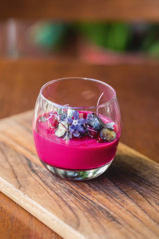 Panacota: tem coloração rosa devido ao uso de broto de beterraba Panacota: tem coloração rosa devido ao uso de broto de beterraba