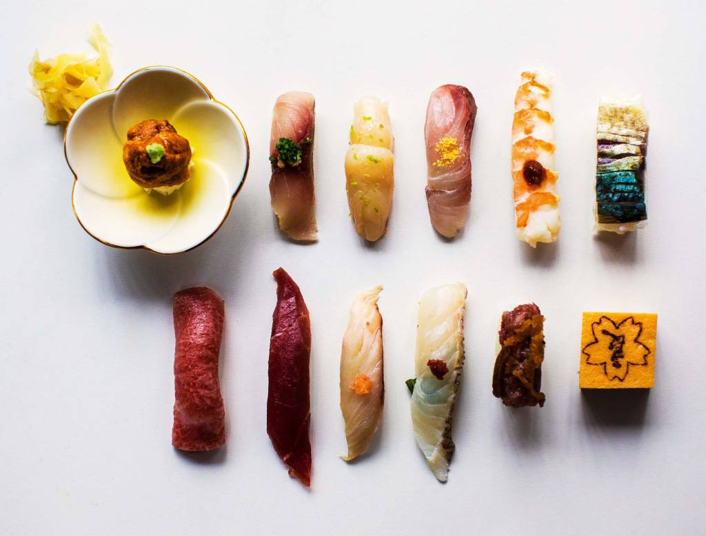 COMER E BEBER – RYO (1) Seleção de sushis sobre pedra