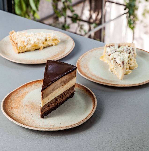 Bavaroise, com três camadas: de chocolates amargo, ao leite e branco Bavaroise, com três camadas: de chocolates amargo, ao leite e branco
