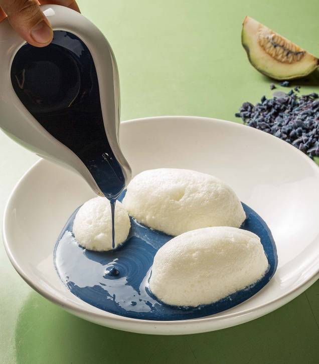 A sobremesa: preparada com clara de ovos sobre creme azul