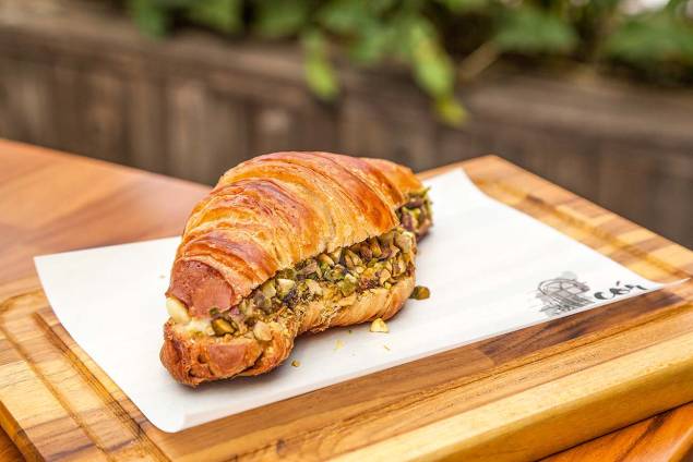 Croissant recheado: creme de pistache levinho Croissant recheado: creme de pistache levinho