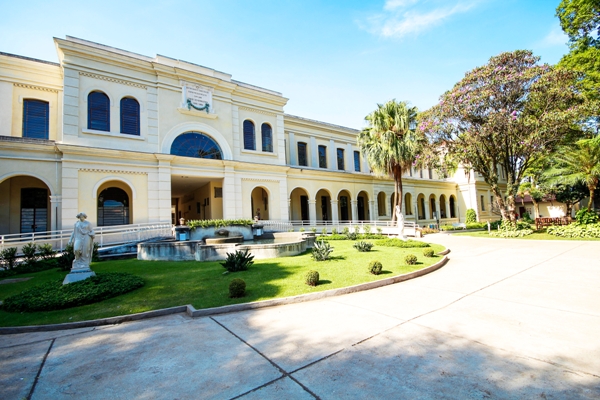 Imagem mostra fachada e jardim do Museu da Imigração, no Brás, em São Paulo