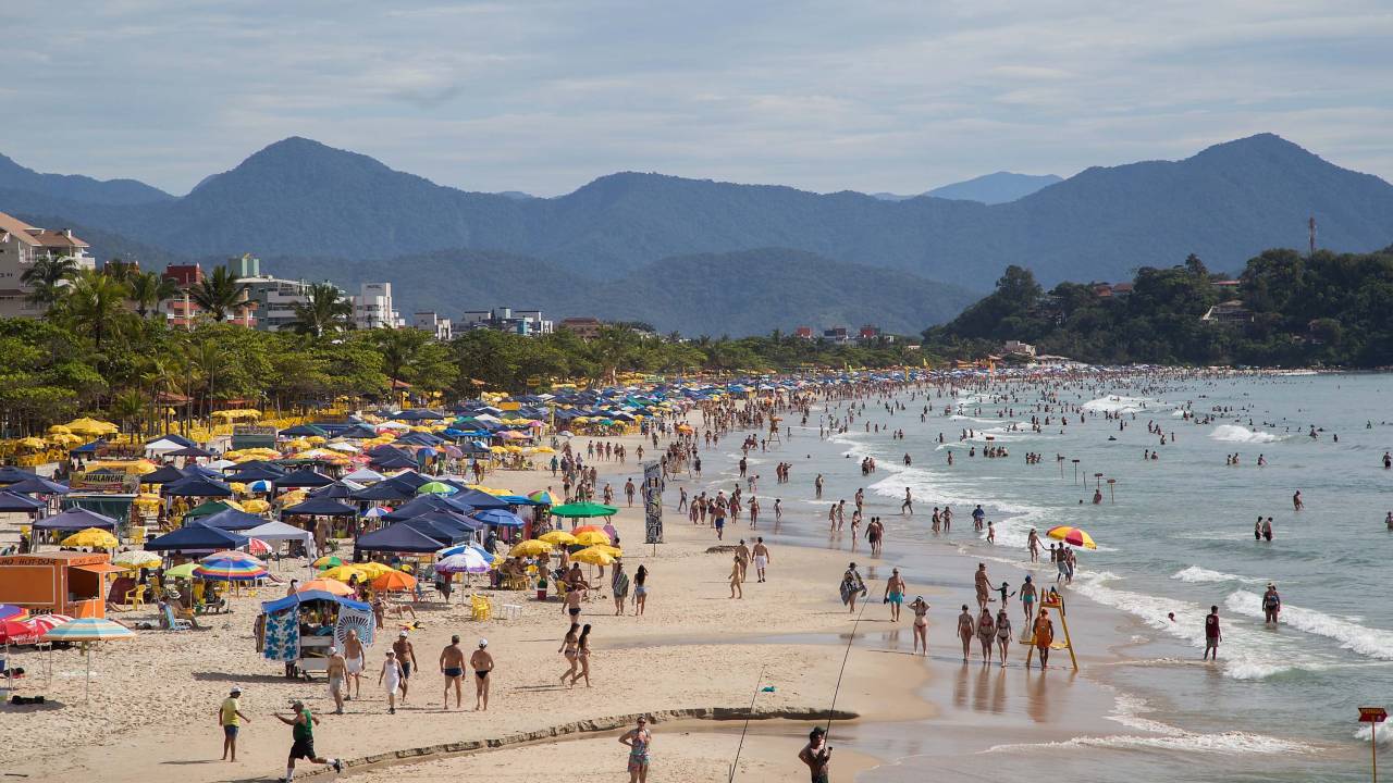 Imagem exibe trecho de praia em Ubatuba.