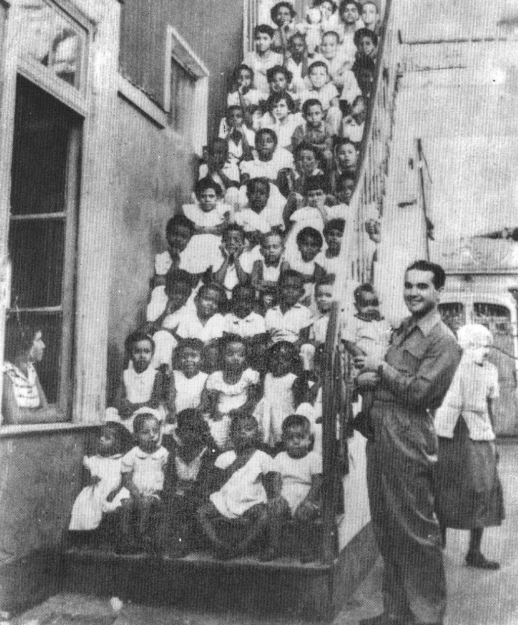 Mansao do Caminho – 1956 – Divaldo aos 29 com os primeiros filhos adotados Mansao do Caminho – 1956 – Divaldo aos 29 com os primeiros filhos adotados