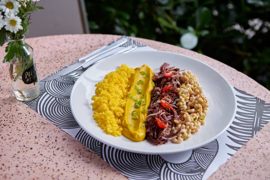 Feijão-manteiguinha: purê de abóbora cabotiá, cuscuz de milho e carne-seca acompanham Feijão-manteiguinha: purê de abóbora cabotiá, cuscuz de milho e carne-seca acompanham