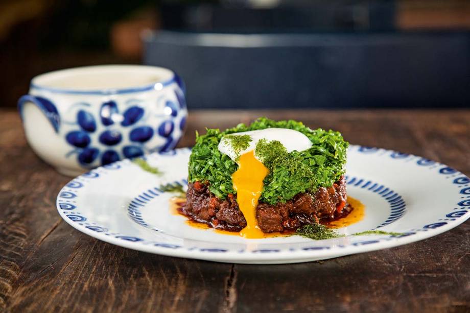 Pedida carnívora: picadinho de filé-mignon com ovo poché e couve Pedida carnívora: picadinho de filé-mignon com ovo poché e couve