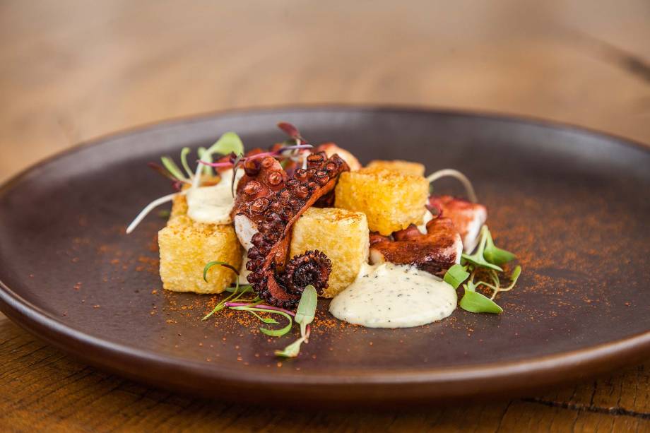 Polvo: feito na chapa vai com cubos de mandioca Polvo: feito na chapa vai com cubos de mandioca