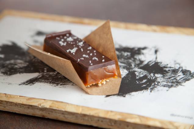 Tem sal no meu caramelo: camadas de bolacha, caramelo e chocolate com flor de sal Tem sal no meu caramelo: camadas de bolacha, caramelo e chocolate com flor de sal