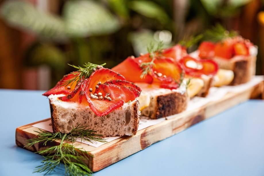 Pão de sal e alecrim: usado para compor a deliciosa tostada de ricota temperada com salmão gravlax, sementes de coentro e dill