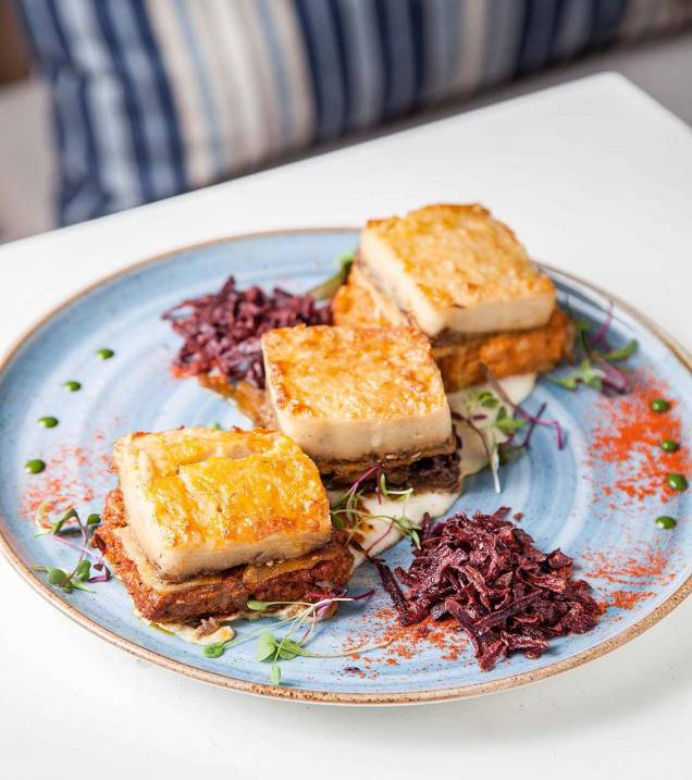 Trio de mussaká: vegetariana, com camarões e a clássica revisada, feita com queijo de cabra e carne moída Trio de mussaká: vegetariana, com camarões e a clássica revisada, feita com queijo de cabra e carne moída