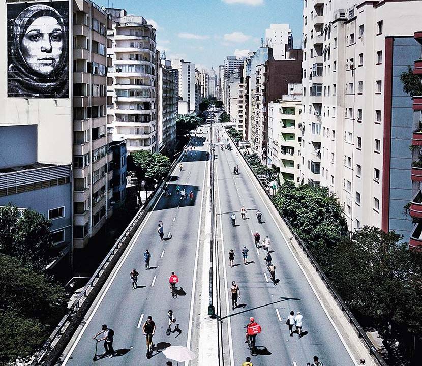 Imagem mostra imagem aérea do Minhocão, com pedestres caminhando no elevado