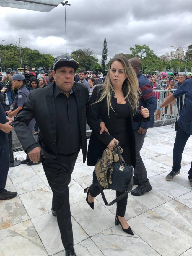 liminha2 Liminha e a esposa caminham