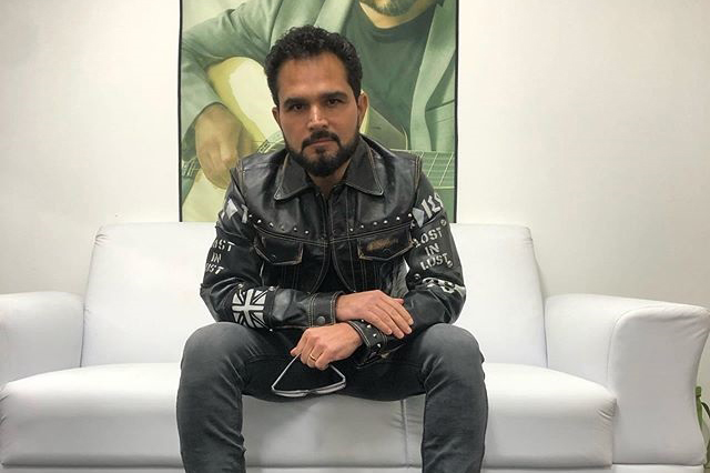 Luciano Camargo chama atenção com item de decoração extravagante