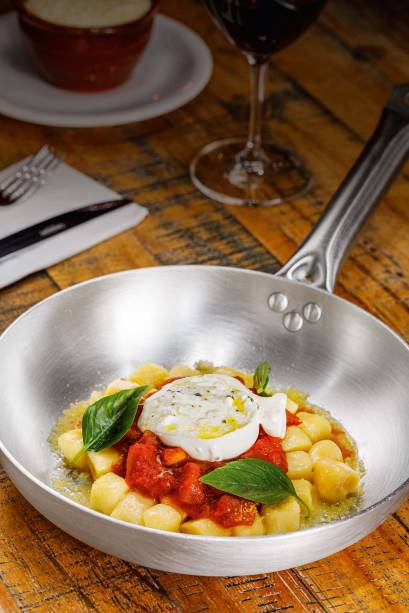 Nhoque ao molho de tomate com burrata Nhoque ao molho de tomate com burrata