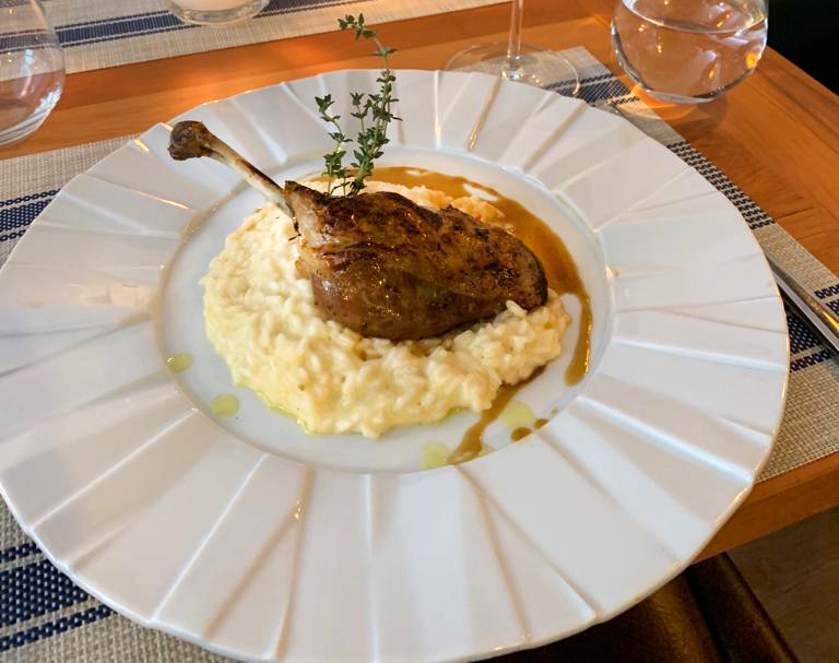 Coxa de pato confitada com molho de laranja e alecrim acompanhada de risoto de queijo brie Coxa de pato confitada com molho de laranja e alecrim acompanhada de risoto de queijo brie